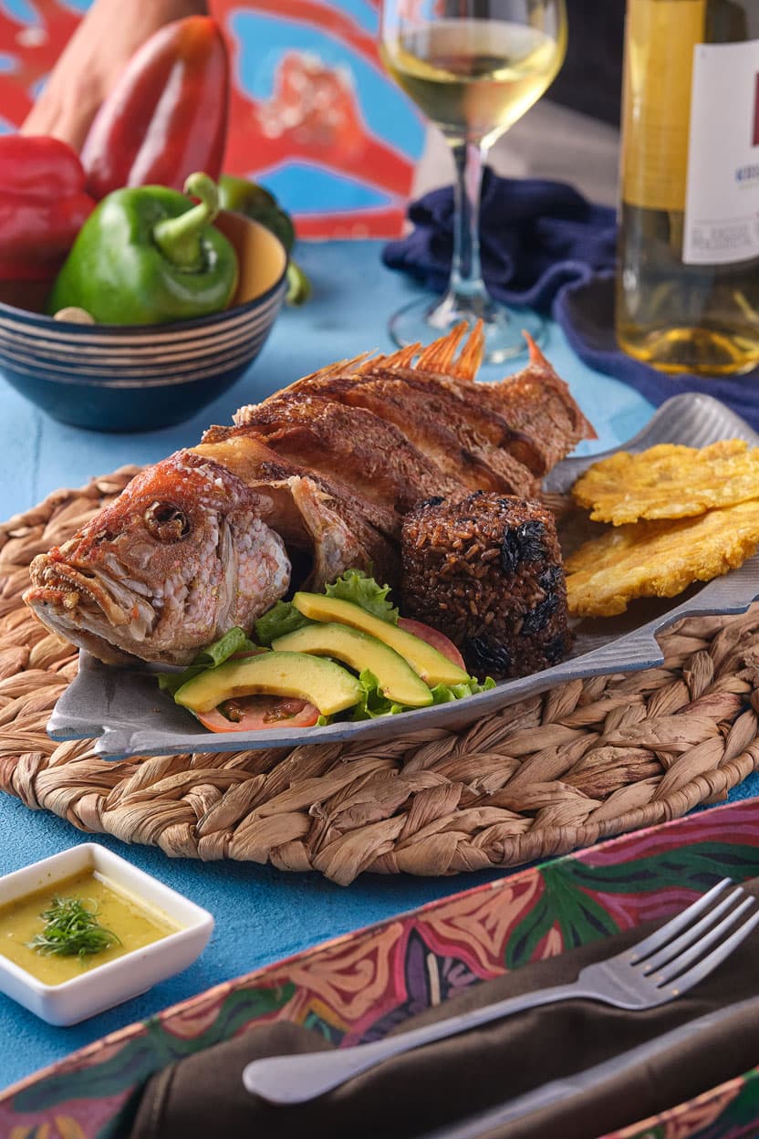 Bandeja Típica con Pargo Frito