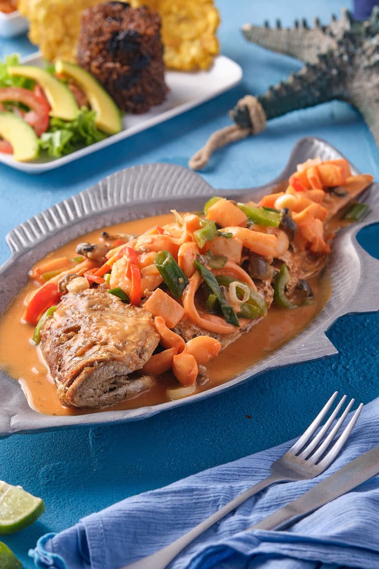 Bandeja Típica con Pargo Cosquera